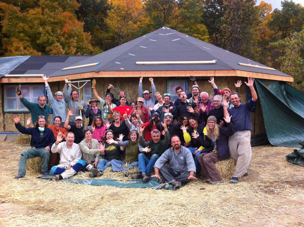 straw bale workshop group photo